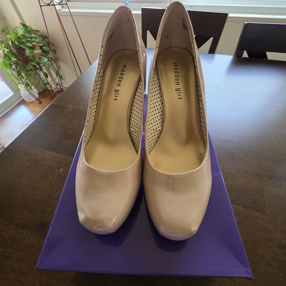 Steve Madden Girl Getta Nude Pumps-Timeless Style! Size 9 Unworn!